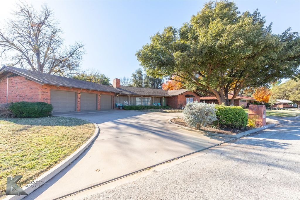 1806 Country Club Drive, Sweetwater, TX 79556