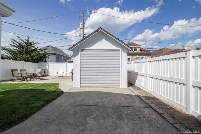 1025 Knickerbocker Road, Island Park, NY 11558