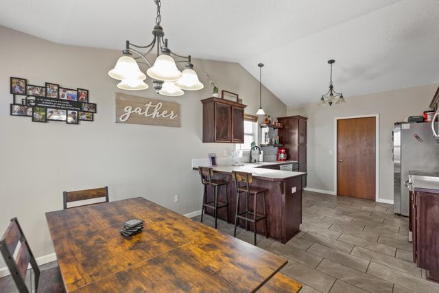 816 Country Ln, Newton, KS 67114
