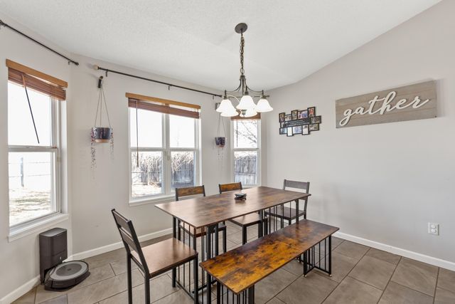 816 Country Ln, Newton, KS 67114