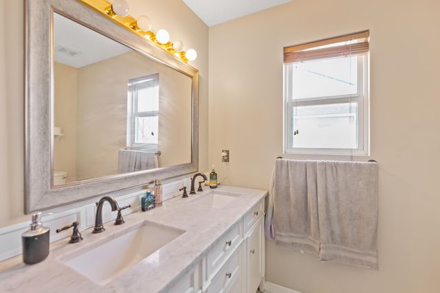 816 Country Ln, Newton, KS 67114