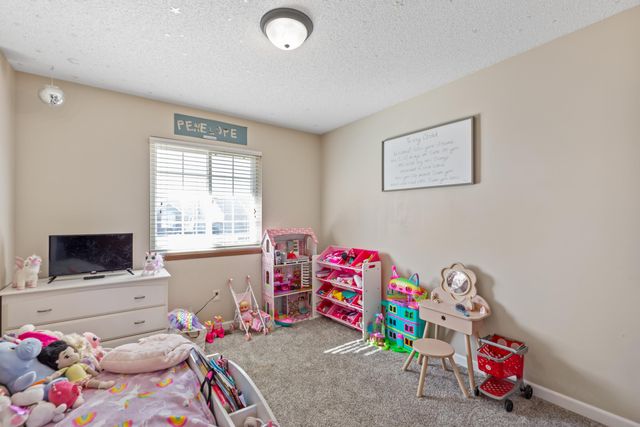 816 Country Ln, Newton, KS 67114