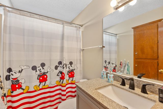 816 Country Ln, Newton, KS 67114