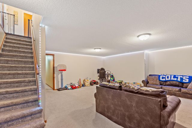 816 Country Ln, Newton, KS 67114