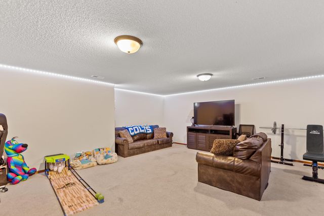 816 Country Ln, Newton, KS 67114