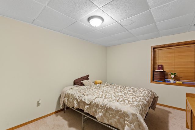 816 Country Ln, Newton, KS 67114