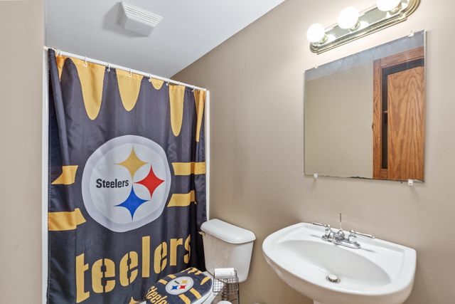 816 Country Ln, Newton, KS 67114