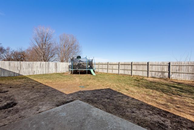 816 Country Ln, Newton, KS 67114
