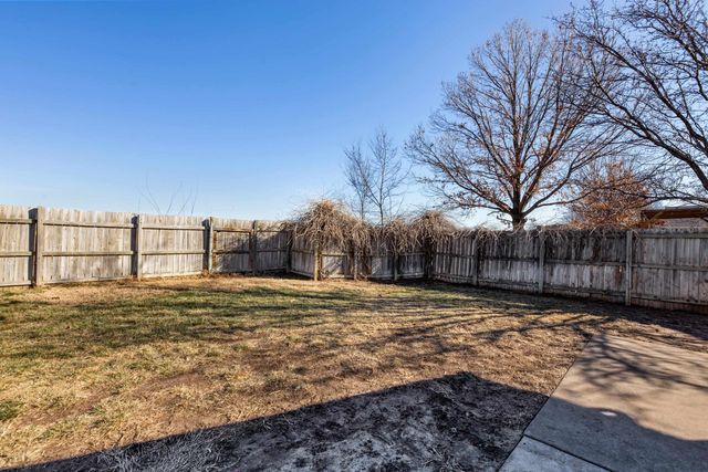 816 Country Ln, Newton, KS 67114