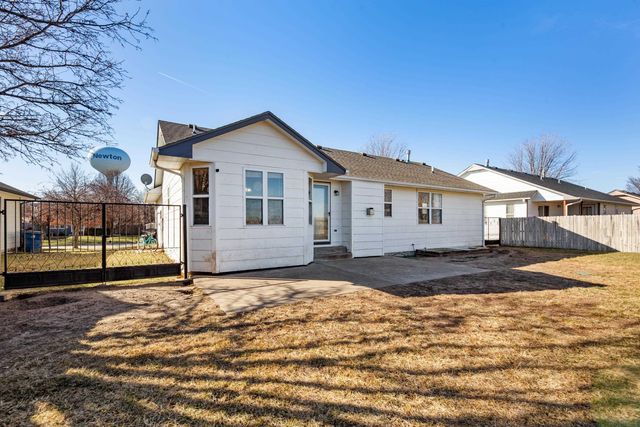 816 Country Ln, Newton, KS 67114