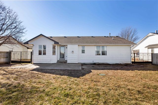 816 Country Ln, Newton, KS 67114