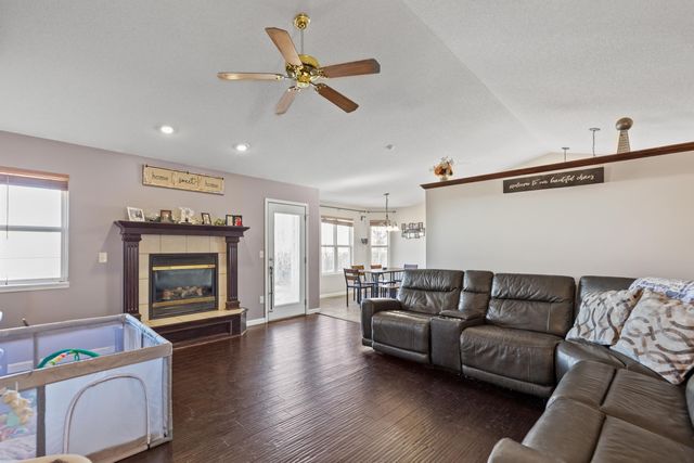 816 Country Ln, Newton, KS 67114