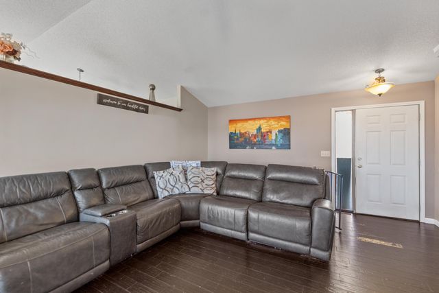 816 Country Ln, Newton, KS 67114