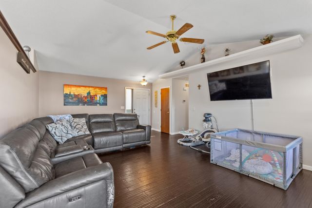 816 Country Ln, Newton, KS 67114