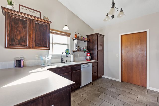 816 Country Ln, Newton, KS 67114