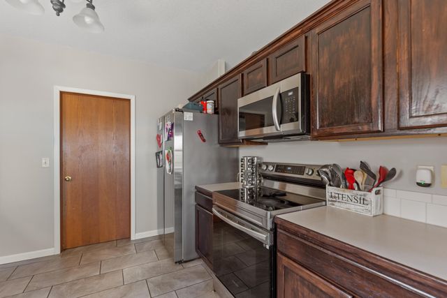 816 Country Ln, Newton, KS 67114