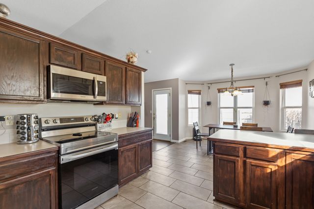 816 Country Ln, Newton, KS 67114