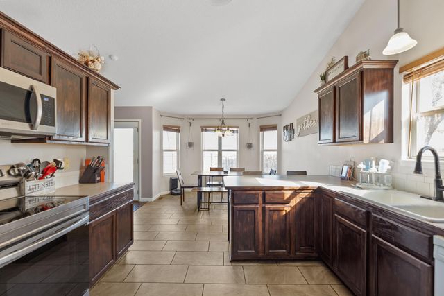 816 Country Ln, Newton, KS 67114