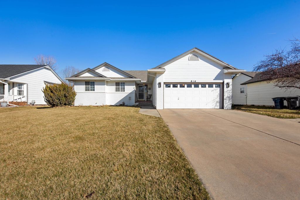 816 Country Ln, Newton, KS 67114