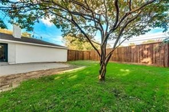 8044 Woodhue Circle, Dallas, TX 75228