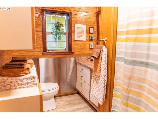 14 Nw LAKESIDE Dr, Cascade Locks, OR 97014