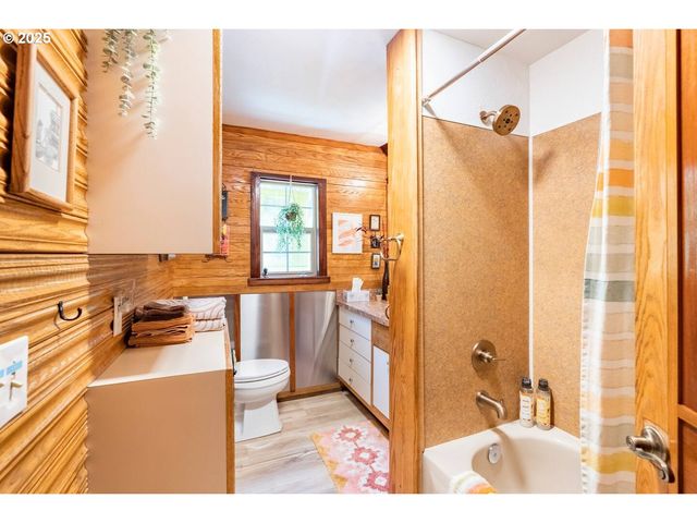 14 Nw LAKESIDE Dr, Cascade Locks, OR 97014