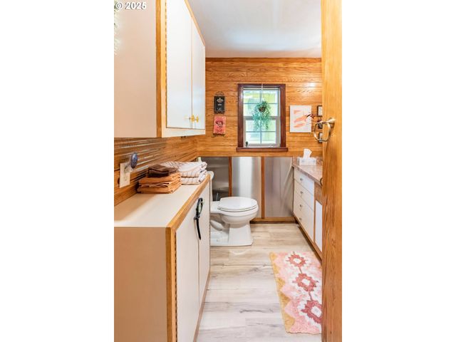 14 Nw LAKESIDE Dr, Cascade Locks, OR 97014