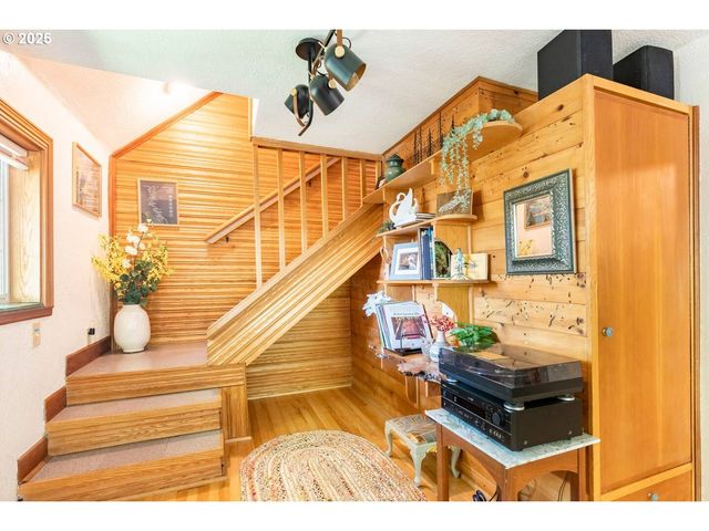 14 Nw LAKESIDE Dr, Cascade Locks, OR 97014