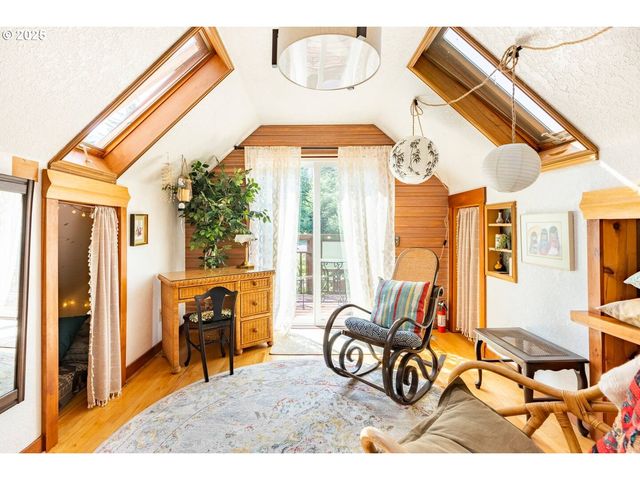 14 Nw LAKESIDE Dr, Cascade Locks, OR 97014