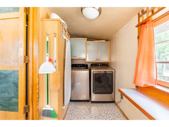 14 Nw LAKESIDE Dr, Cascade Locks, OR 97014