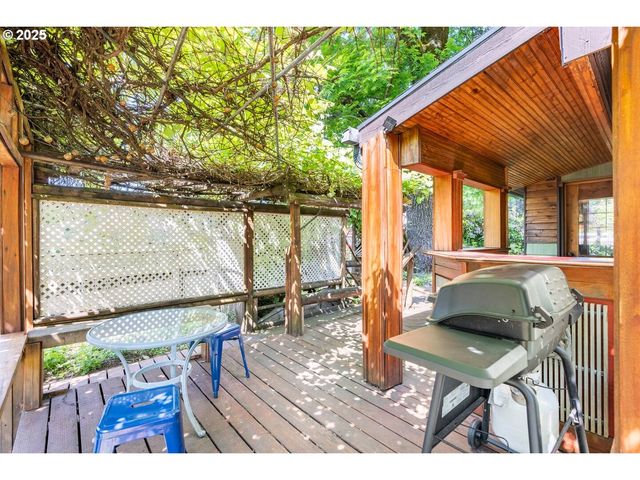 14 Nw LAKESIDE Dr, Cascade Locks, OR 97014