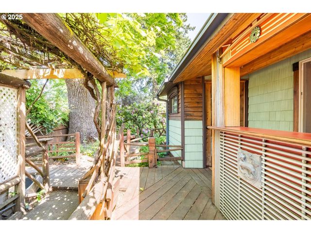 14 Nw LAKESIDE Dr, Cascade Locks, OR 97014