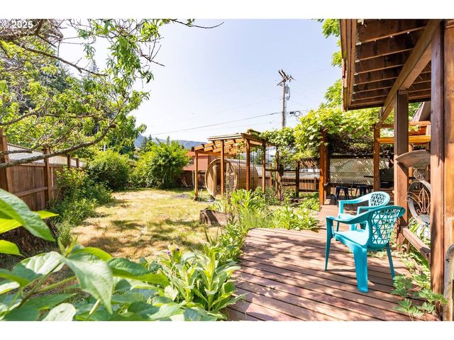 14 Nw LAKESIDE Dr, Cascade Locks, OR 97014