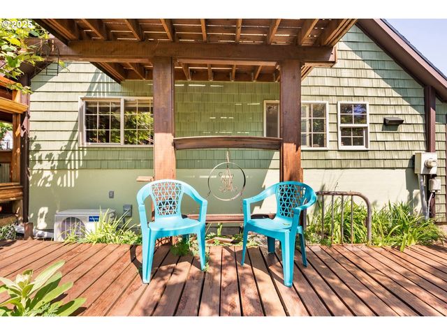 14 Nw LAKESIDE Dr, Cascade Locks, OR 97014