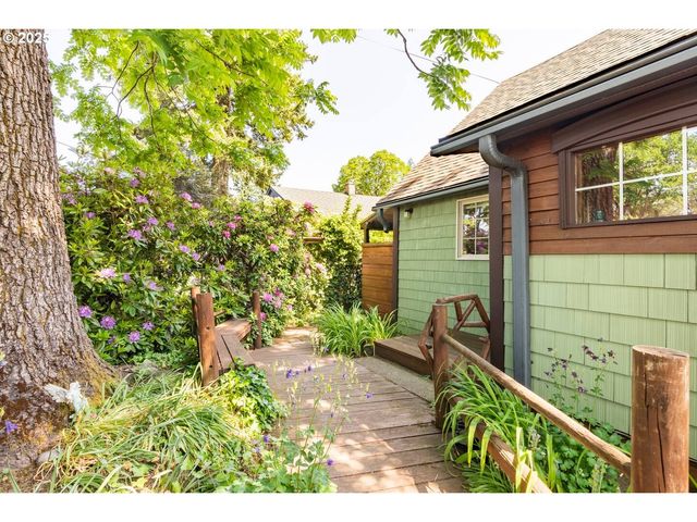 14 Nw LAKESIDE Dr, Cascade Locks, OR 97014