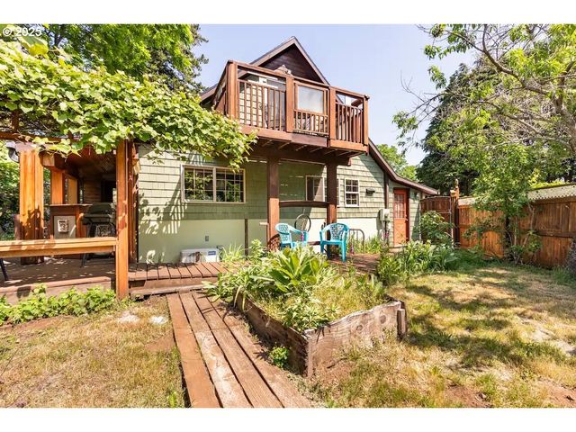 14 Nw LAKESIDE Dr, Cascade Locks, OR 97014