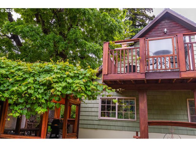 14 Nw LAKESIDE Dr, Cascade Locks, OR 97014