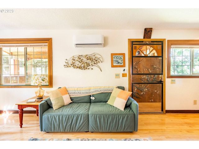 14 Nw LAKESIDE Dr, Cascade Locks, OR 97014