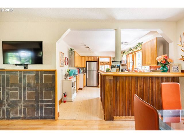 14 Nw LAKESIDE Dr, Cascade Locks, OR 97014