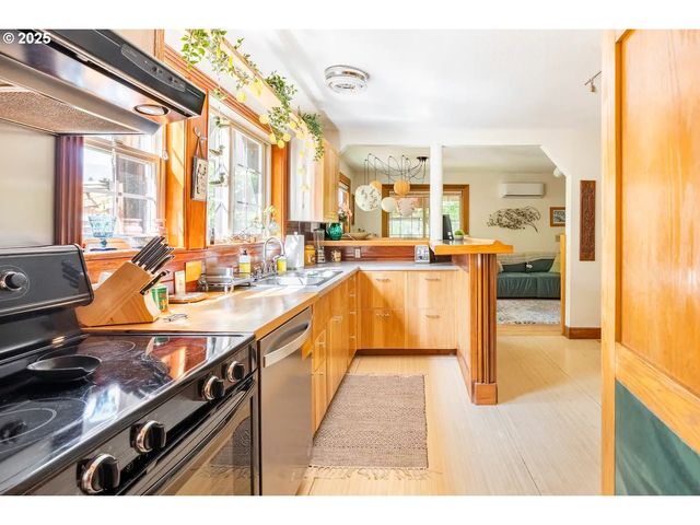 14 Nw LAKESIDE Dr, Cascade Locks, OR 97014