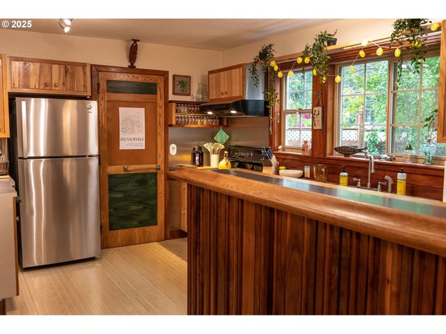 14 Nw LAKESIDE Dr, Cascade Locks, OR 97014