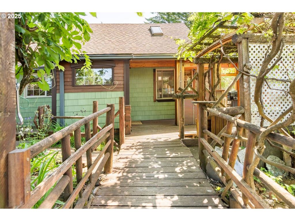 14 Nw LAKESIDE Dr, Cascade Locks, OR 97014