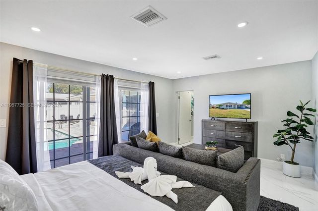 477 SE 17th Ter, Deerfield Beach, FL 33441