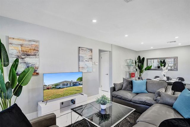 477 SE 17th Ter, Deerfield Beach, FL 33441