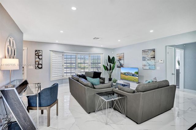 477 SE 17th Ter, Deerfield Beach, FL 33441