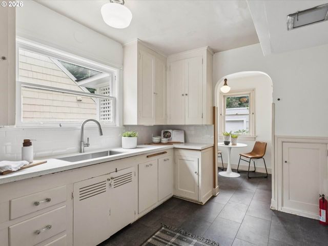 2833 Ne 12TH Ave, Portland, OR 97212