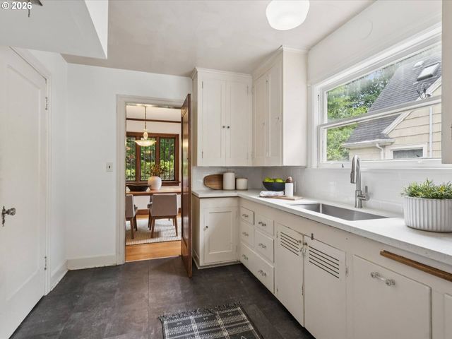 2833 Ne 12TH Ave, Portland, OR 97212