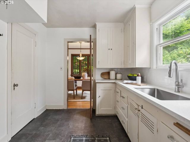 2833 Ne 12TH Ave, Portland, OR 97212