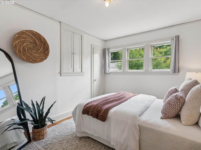 2833 Ne 12TH Ave, Portland, OR 97212