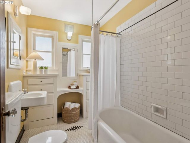 2833 Ne 12TH Ave, Portland, OR 97212